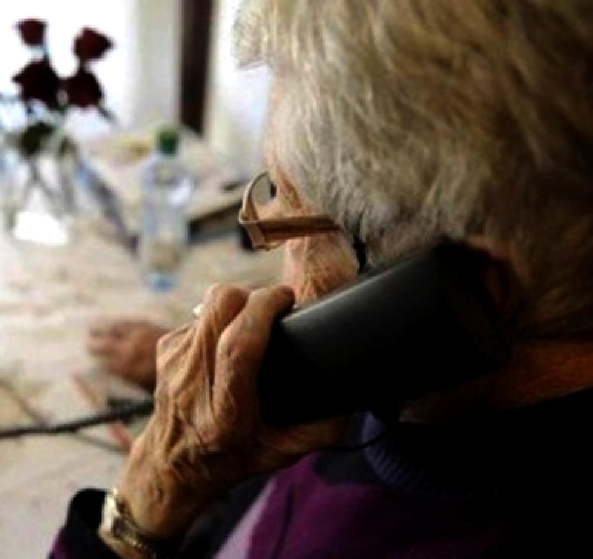 Con il trucchetto del falso nipote truffano un'anziana a Latina, portano via oro e tentano di prelevare al bancomat - 