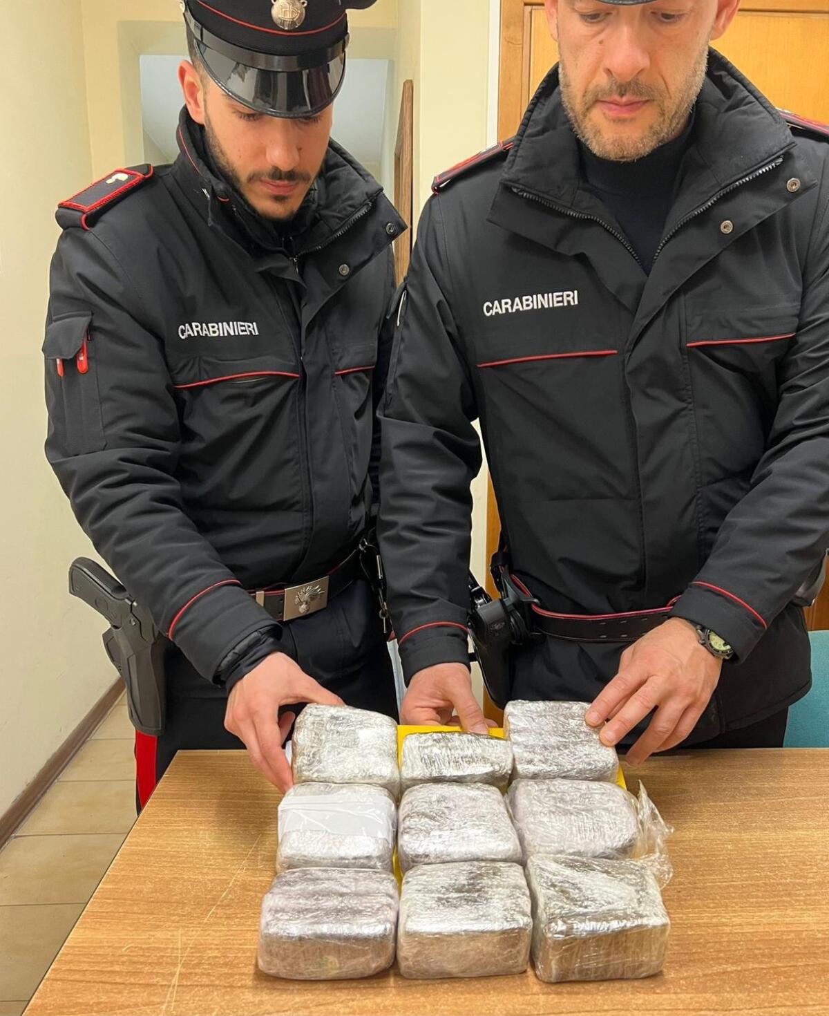 Fermi alla stazione di Campoleone con 4 chili e mezzo di hashish in auto, arrestati - 