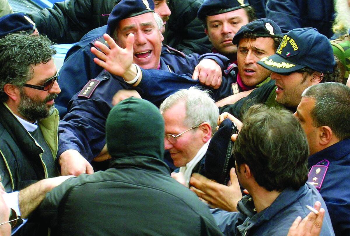 A Nettuno la Polizia porta la mostra fotografica degli ultimi 75 anni della storia del Paese - 