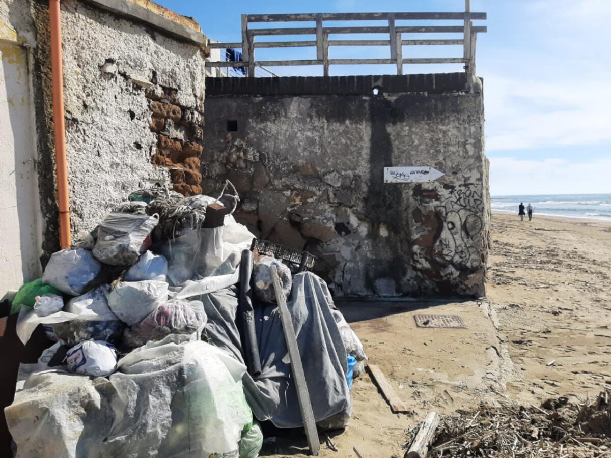 Una discarica al posto della spiaggia, succede nei pressi della Riserva di Tor Caldara, la segnalazione di un ascoltatore FOTO - 