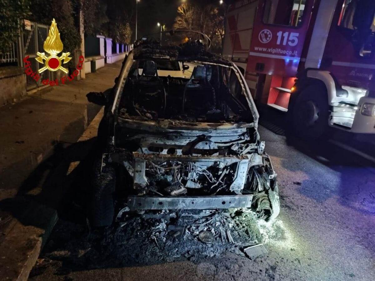 Tre auto in fiamme nella notte a Latina, nei pressi dell’ospedale Goretti. Indaga la Polizia. - 