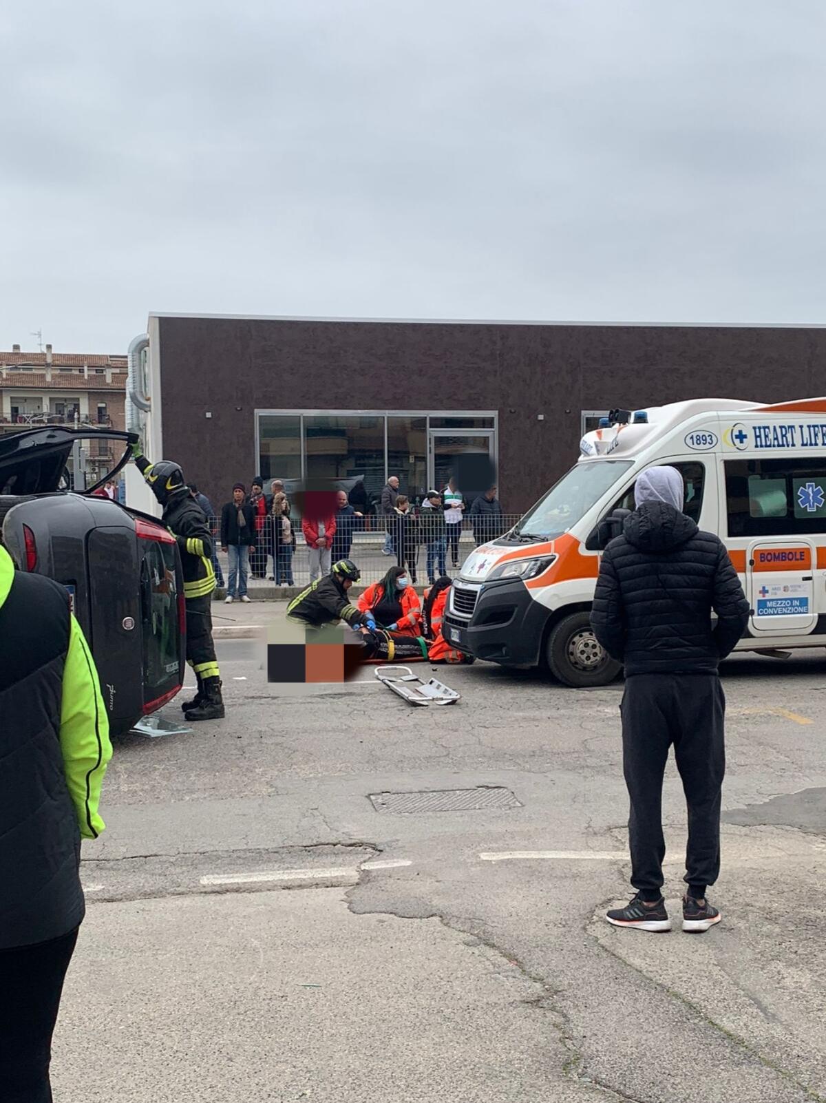 Grave incidente lungo via Ugo La Malfa, ad Aprilia: nello scontro tra due auto, una si ribalta in strada. Interviene l'eliambulanza. - 