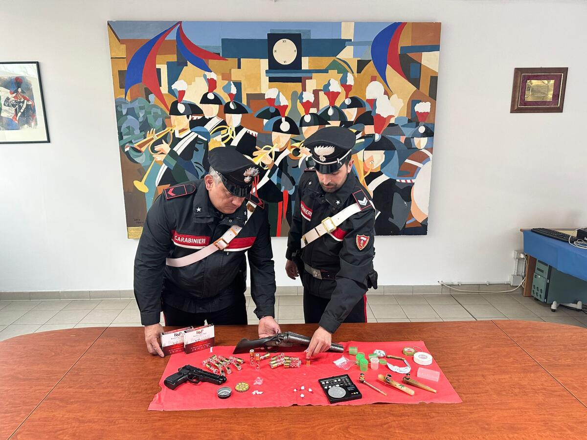 Aprilia - In auto con cocaina e crack, a casa il fucile con matricola abrasa: un arresto e due denunce - 