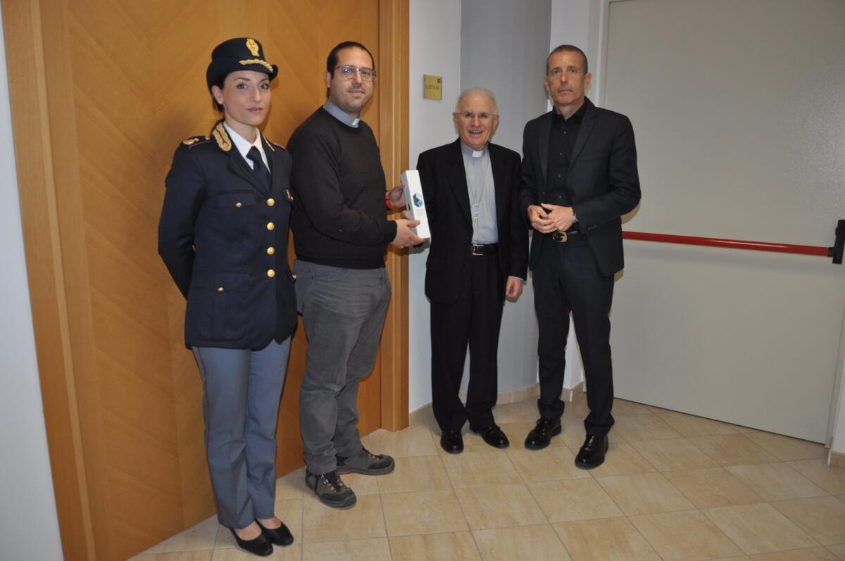 Il Questore di Latina consegna al Vescovo Monsignor Mariano Crociata, l’Olio del giardino della memoria di Capaci - 