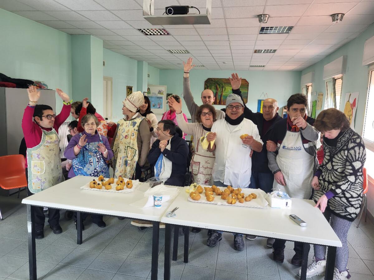 Allievi a lezione di pasticceria alla Comunità Raggio di Sole di Aprilia: Franco Caruso insegna l’arte del bignè di San Giuseppe. - 