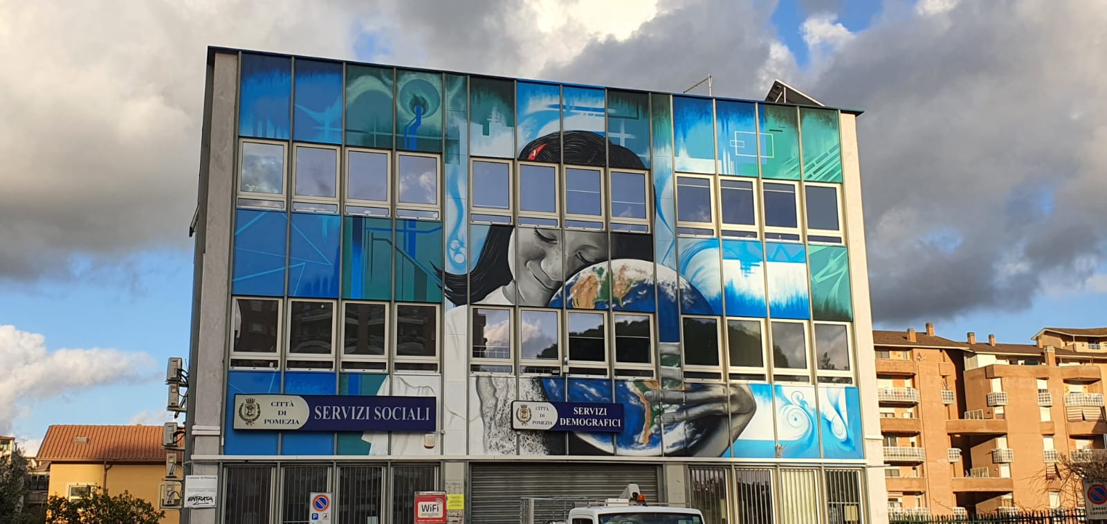 il murales sul palazzo dell’anagrafe del Comune di Pomezia
