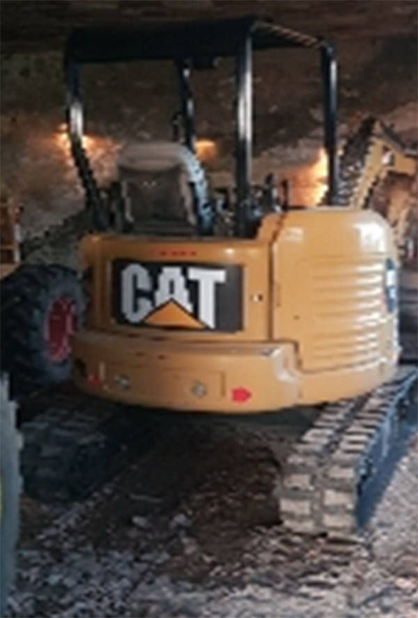 Galleria 1 del post: Mezzi agricoli meccanici, rubati a Terracina, rinvenuti in un capannone abbandonato alla periferia di Aprilia.