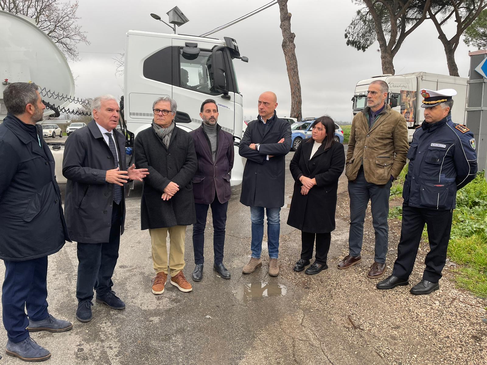 il sopralluogo all'incrocio tra la via Appia e la via Ninfina, a Cisterna