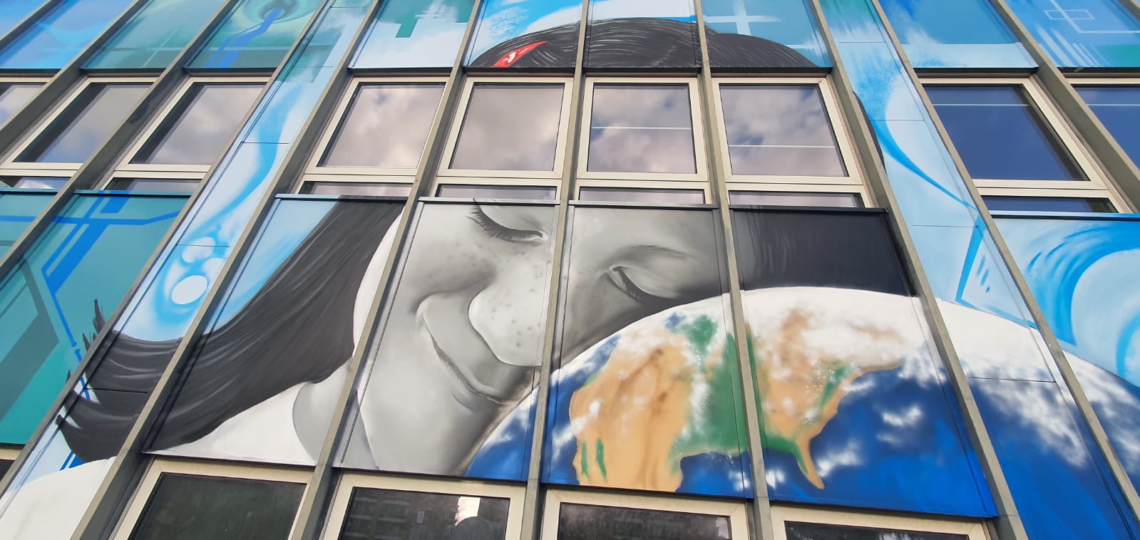 il murales sul palazzo dell’anagrafe del Comune di Pomezia