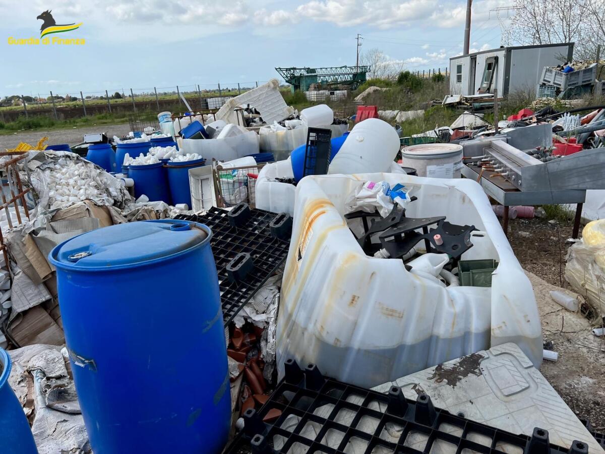 Enorme discarica abusiva con rifiuti pericolosi sequestrata a Sezze:  due denunce - 