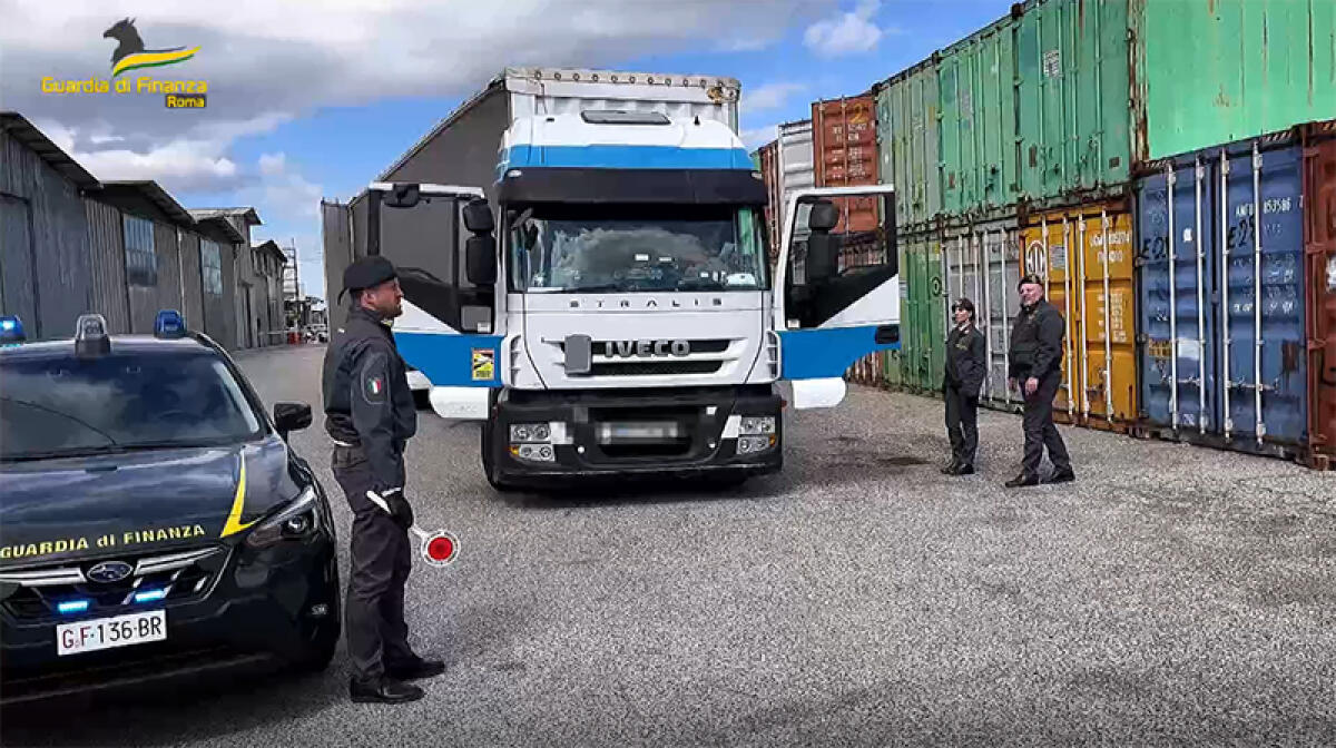 Intercettato dalla Finanza del Comando Provinciale di Roma un autoarticolato che trasportava 650 chili di hashish. - 