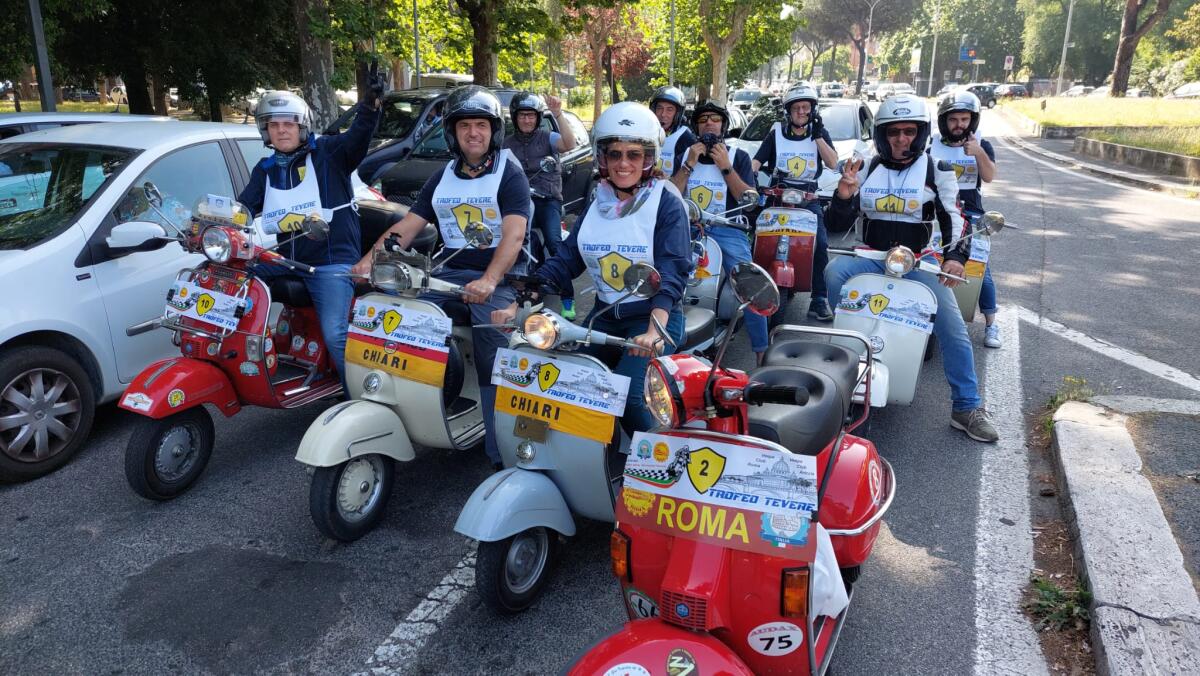 Questo sabato tra Aprilia, i Castelli Romani e la Capitale va in scena l’Audax 300 km, raduno internazionale di vespisti. - 