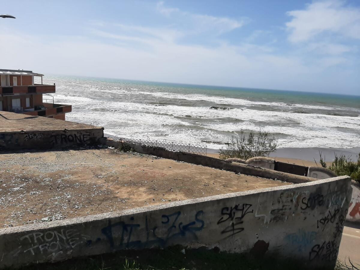 Degrado a Lavinio Mare,  con il bimbo transita nei pressi della “terrazza” le schegge di vetro travolgono il passeggino - 