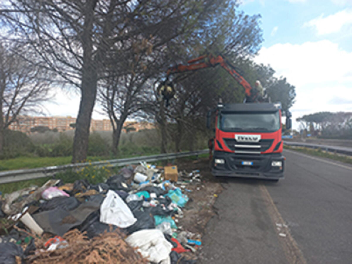 Operazione straordinaria di rimozione di rifiuti sulla Pontina, a Spinaceto. - 