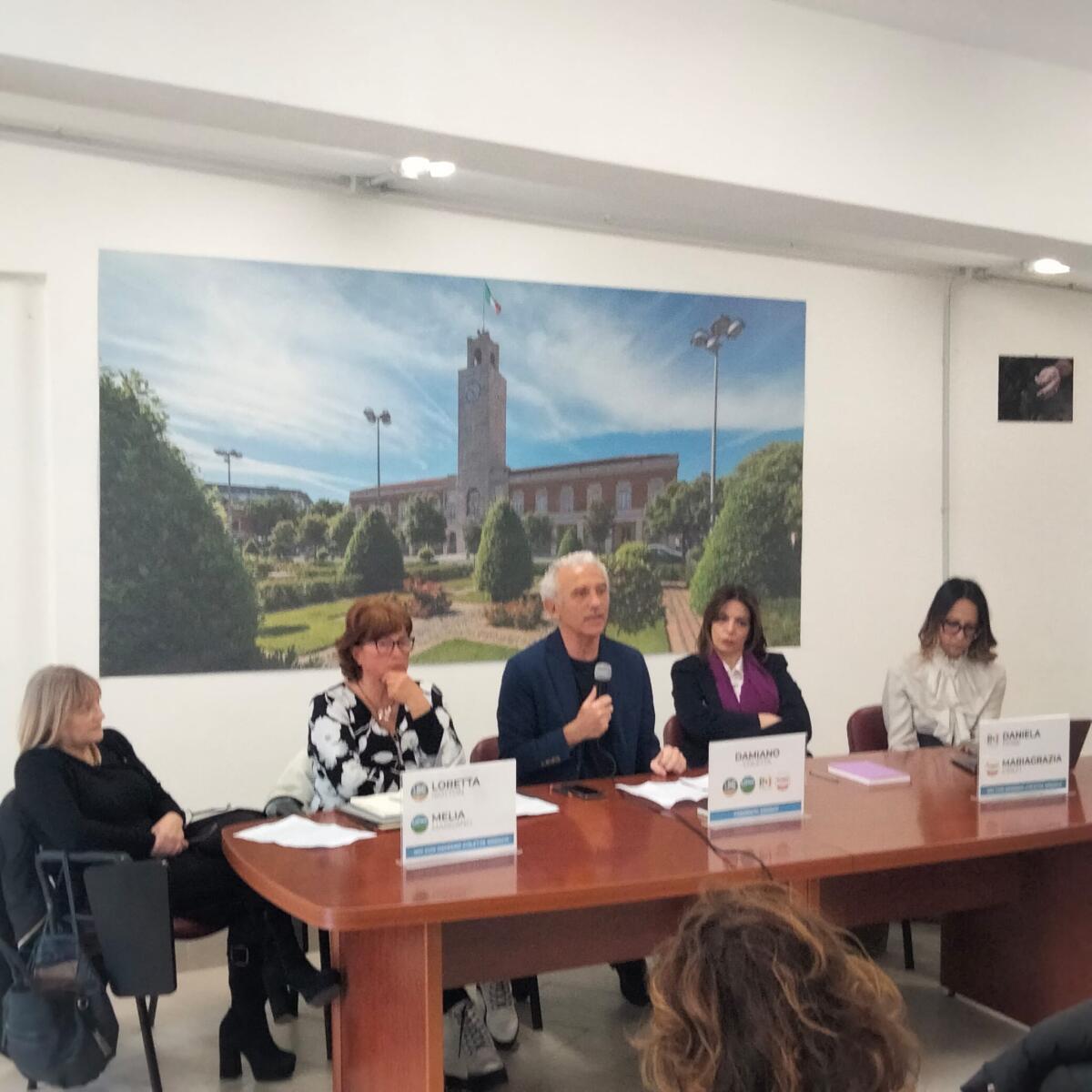 Latina - Il sindaco Damiano Coletta si presenta insieme alla sua squadra - 