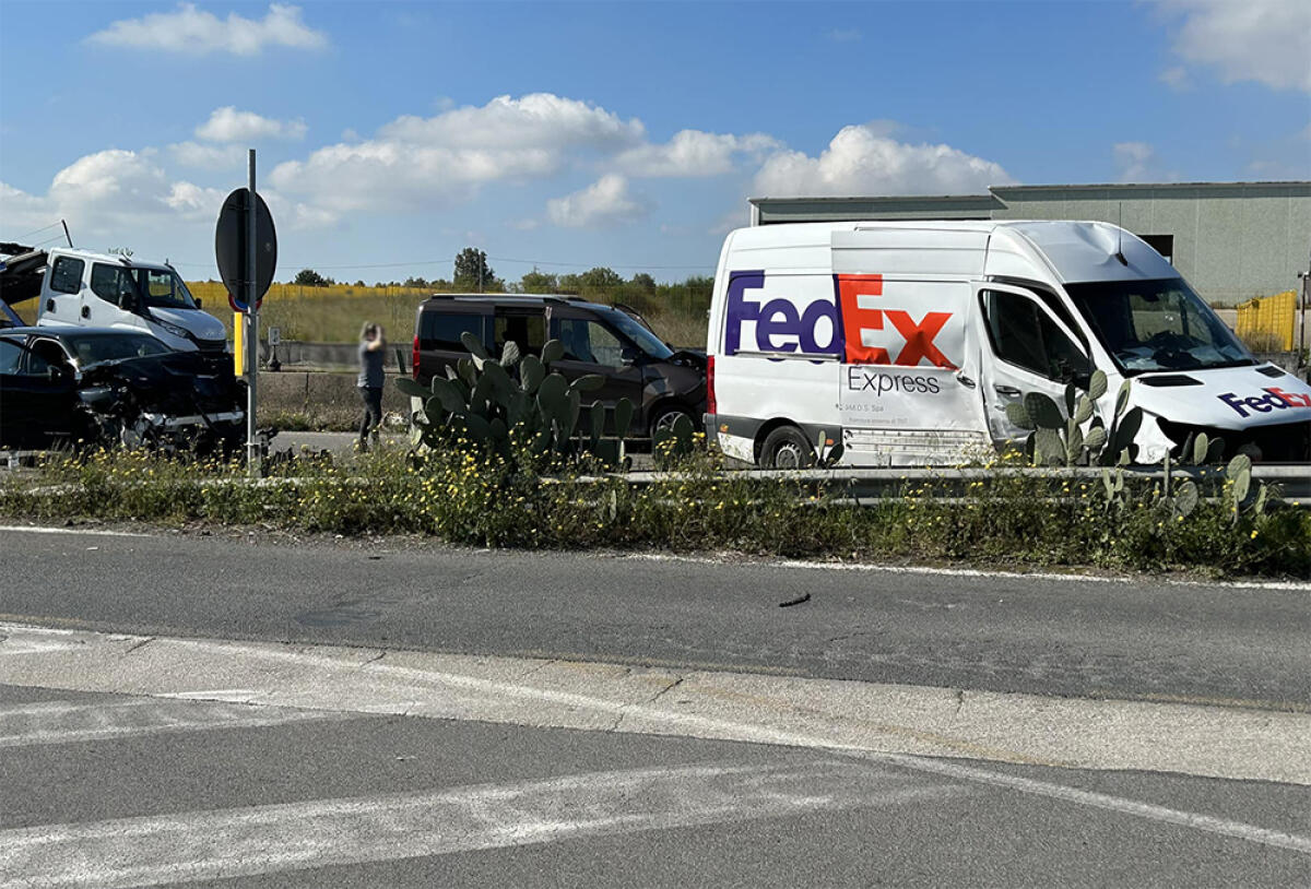 Incidente sulla Pontina, ad Aprilia: 4 feriti, tra cui un  bambino, soccorsi dal 118. Strada riaperta al traffico. - 
