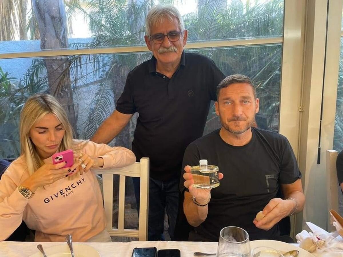 Francesco Totti e Noemi Bocchi trascorrono il 25 Aprile a Terracina. Pranzo e selfie all’Hostaria Il Vicoletto. - 