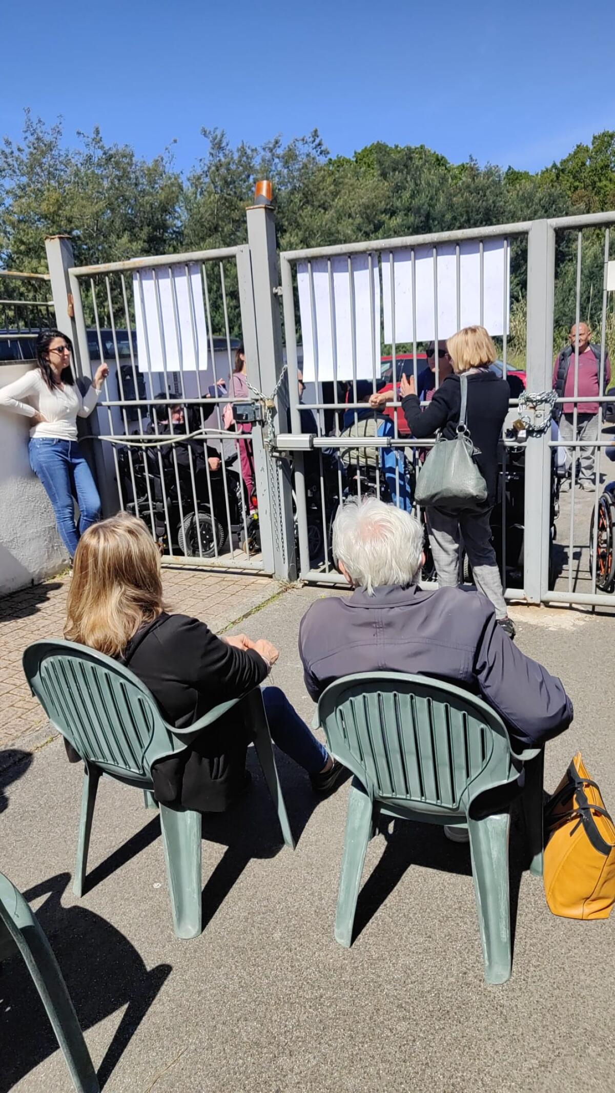 Sit-in a Sabaudia davanti alla Casa Domotica. Le chiavi non saranno restituite: "Ora si apra un tavolo di confronto" - 