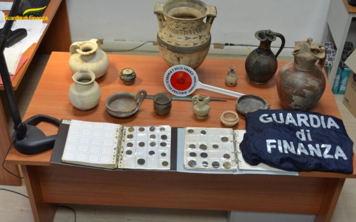 La Guardia di Finanza di Latina sequestra rara collezione di reperti dell’antica Grecia e dell’età romana - 