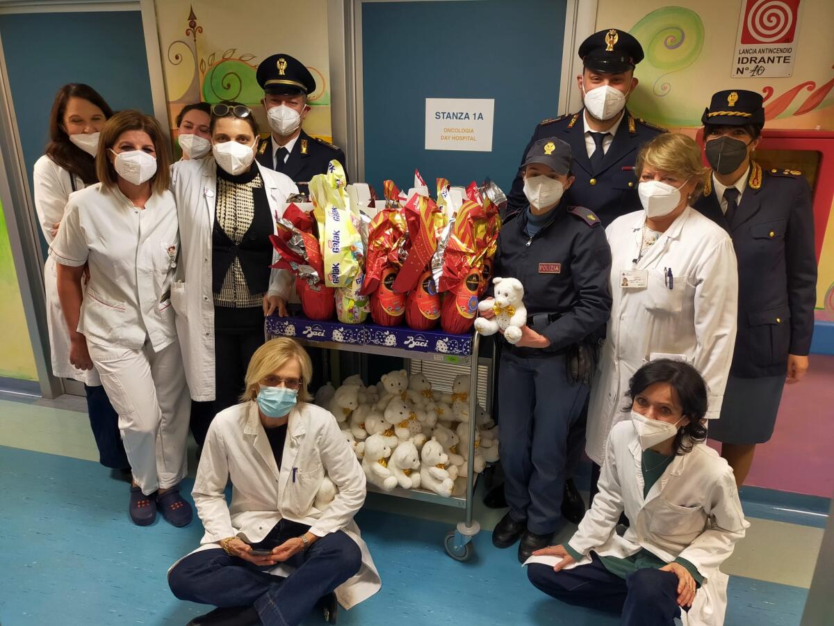 La Polizia consegna peluche e uova di Pasqua ai piccoli pazienti dei reparti di pediatria ed oncologia del “Pertini”. - 