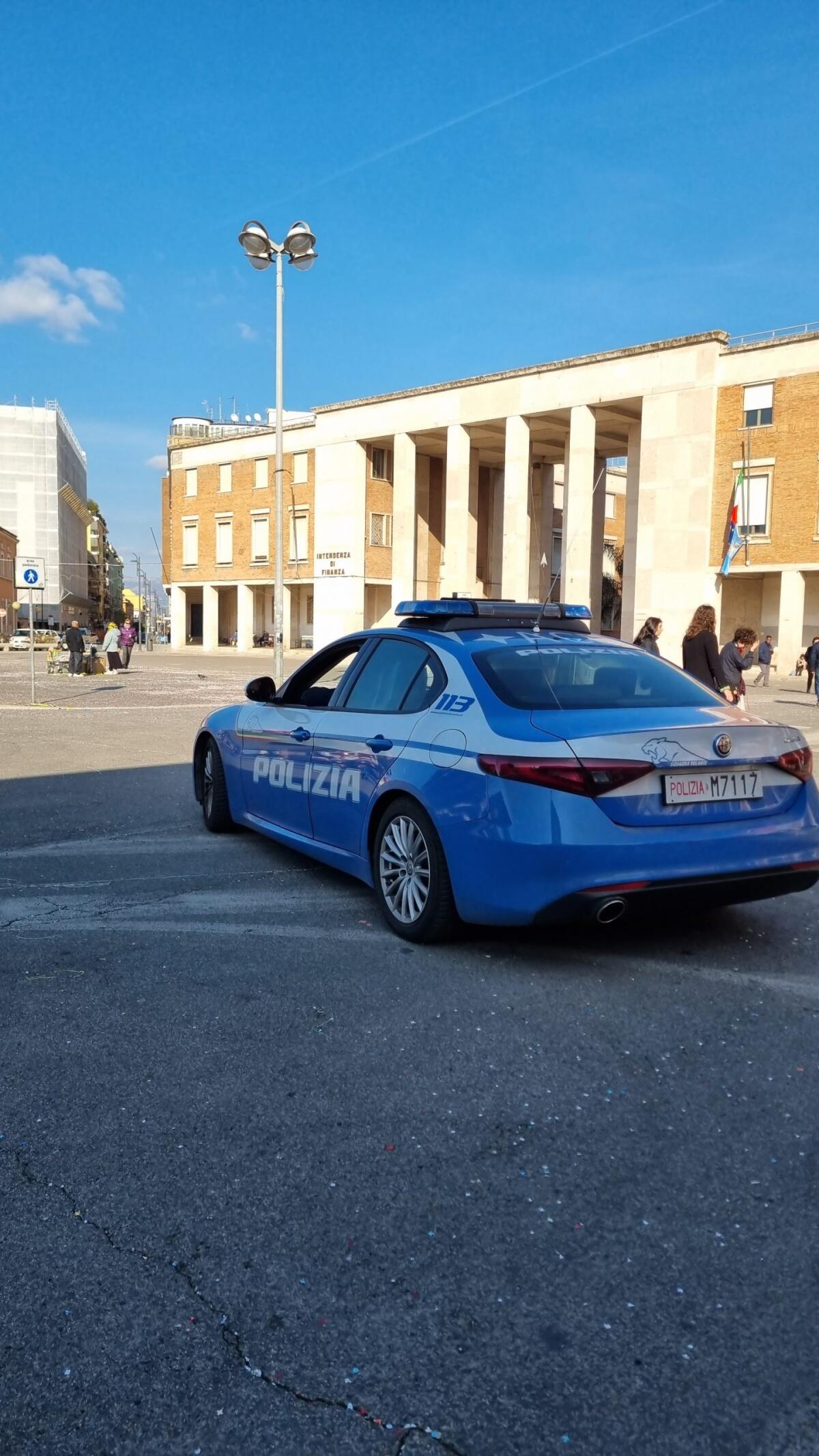 Fuggono dalla polizia: erano in sella ad un motorino rubato e in possesso di droga. Un arresto e una denuncia - 