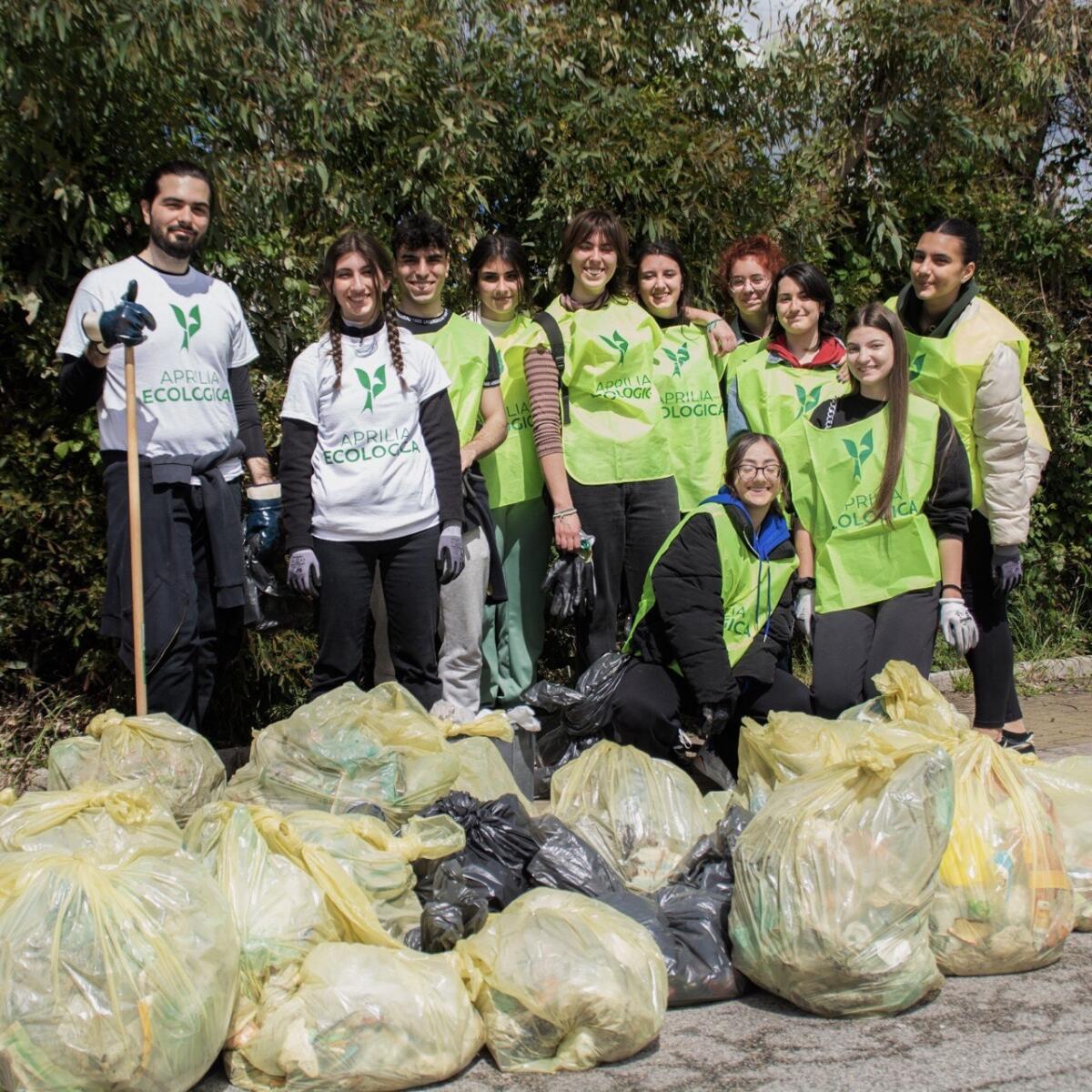 Giornata di sensibilizzazione del collettivo ApriliaEcologica al quartiere Toscanini: in campo 170 volontari, raccolti 540 chili di rifiuti. - 