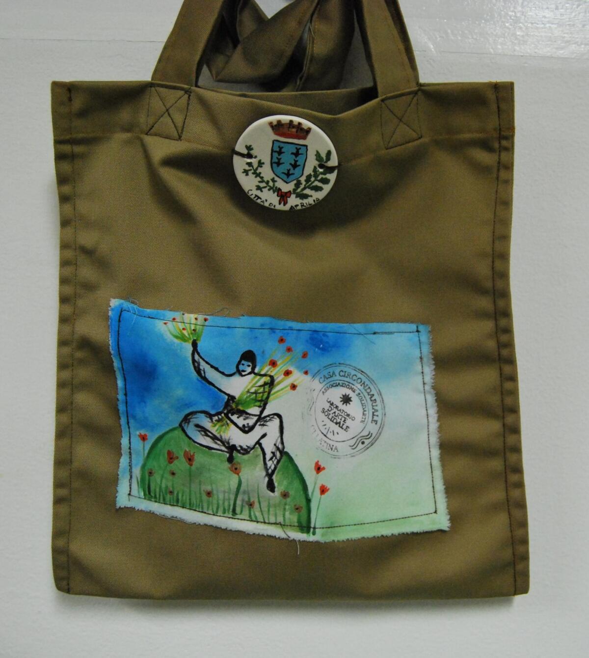 Realizzate dalle detenute le borse in stoffa con il logo in ceramica "Città di Aprilia" - 