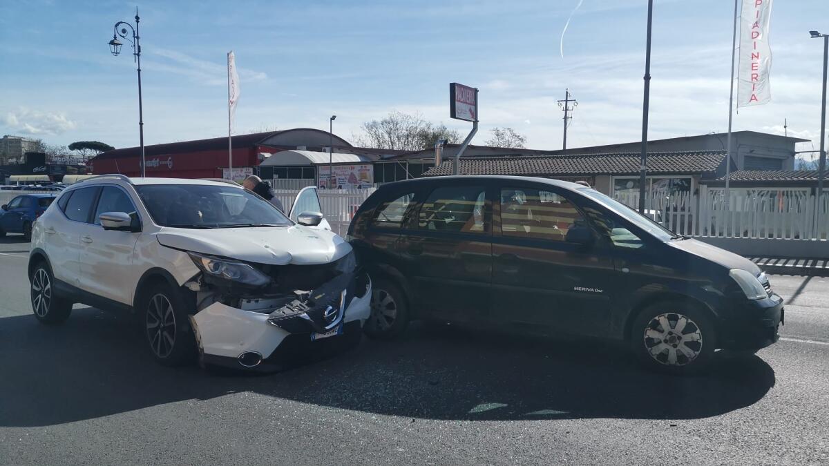 Tamponamento tra due auto nei pressi della stazione di Velletri - 