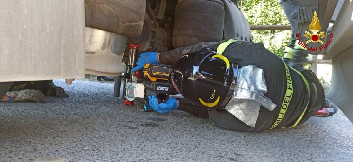Incastrato con la gamba sotto ad un mezzo pesante, 51enne di Velletri salvato dai vigili del fuoco - 