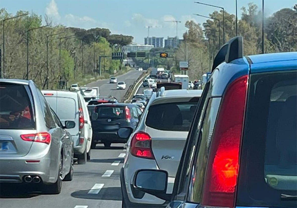 Code sulla Pontina per un incidente tra il Raccordo Anulare e via Carlo Levi. - 