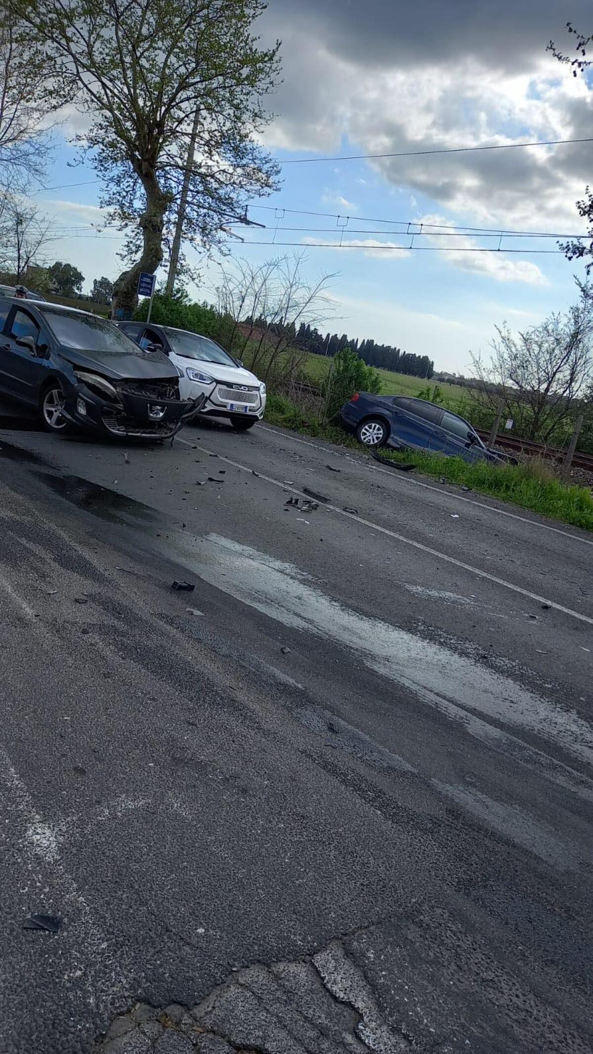 Incidente stradale sulla via Nettunense ad Aprilia: auto nel fosso - 