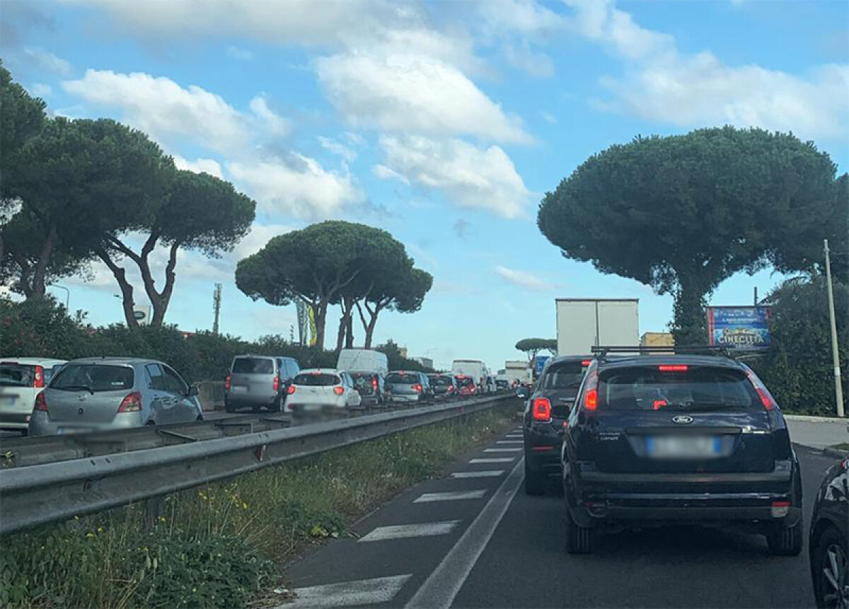 Code sulla Pontina per un incidente tra la Migliara 49 e la Migliara 51. Mezzo in panne all’altezza di Aprilia. - 