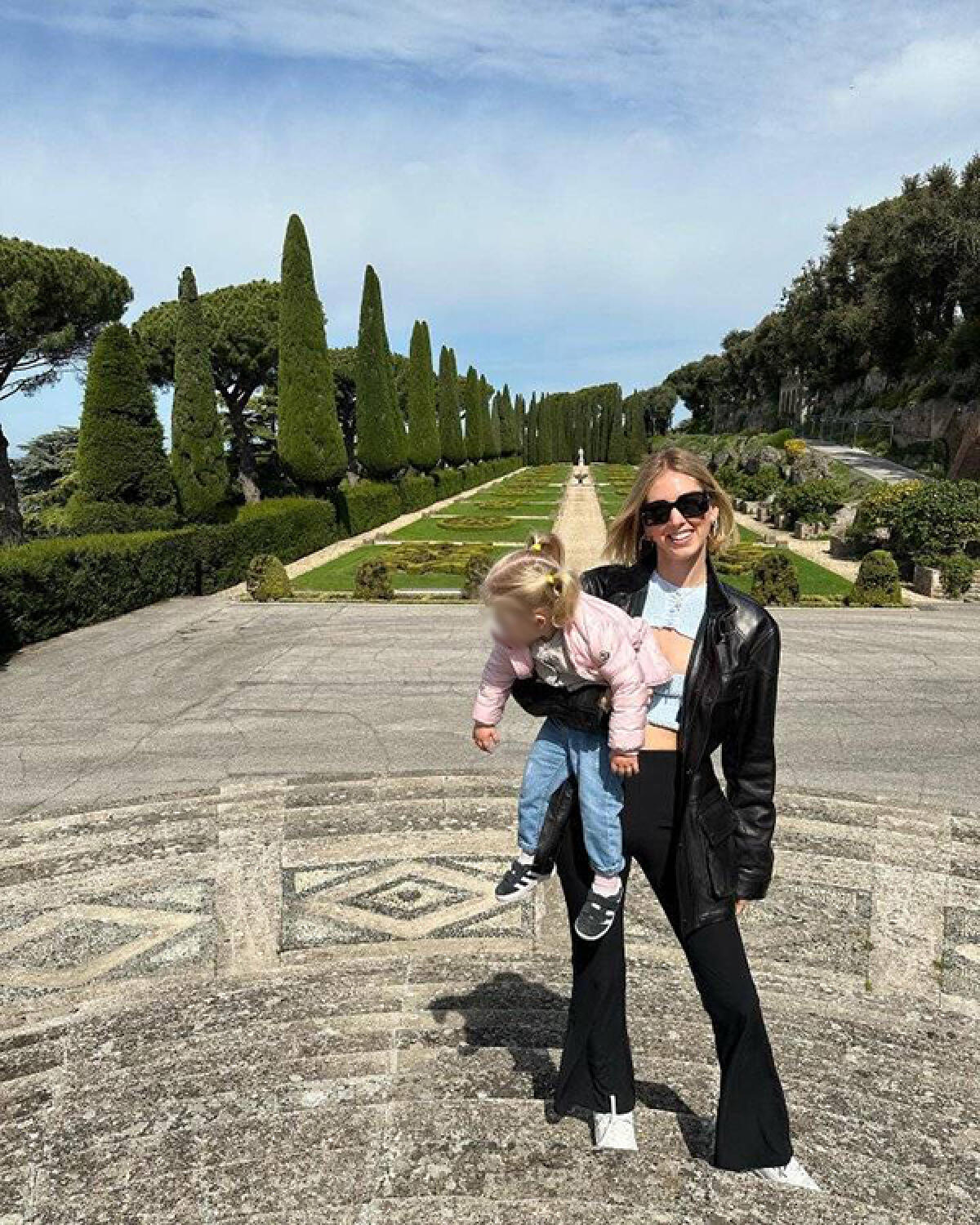 Chiara Ferragni sceglie i Castelli Romani per il weekend del 25 Aprile, in visita a Castel Gandolfo e alle Ville Pontificie. - 