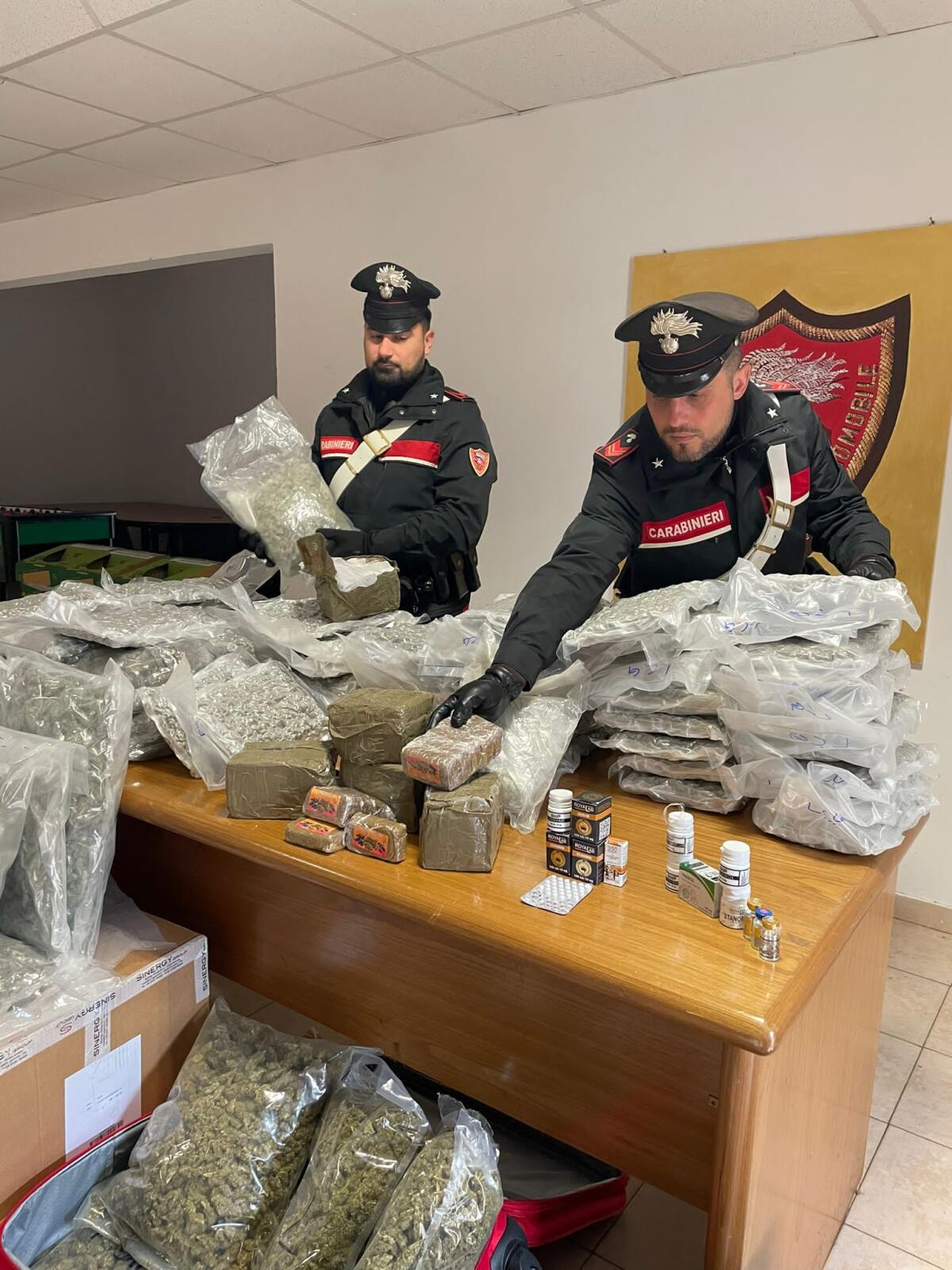 Stretta dei Carabinieri della Compagnia di Frascati contro lo spaccio: 5 arresti e 56 chili di droga sotto sequestro. - 