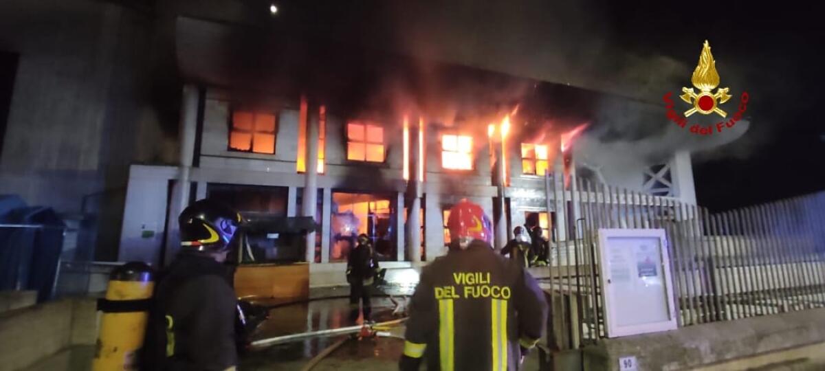 Devastante incendio al Villaggio Don Bosco di Formia: danni alla Chiesa e all’Auditorium. FOTO e VIDEO - 