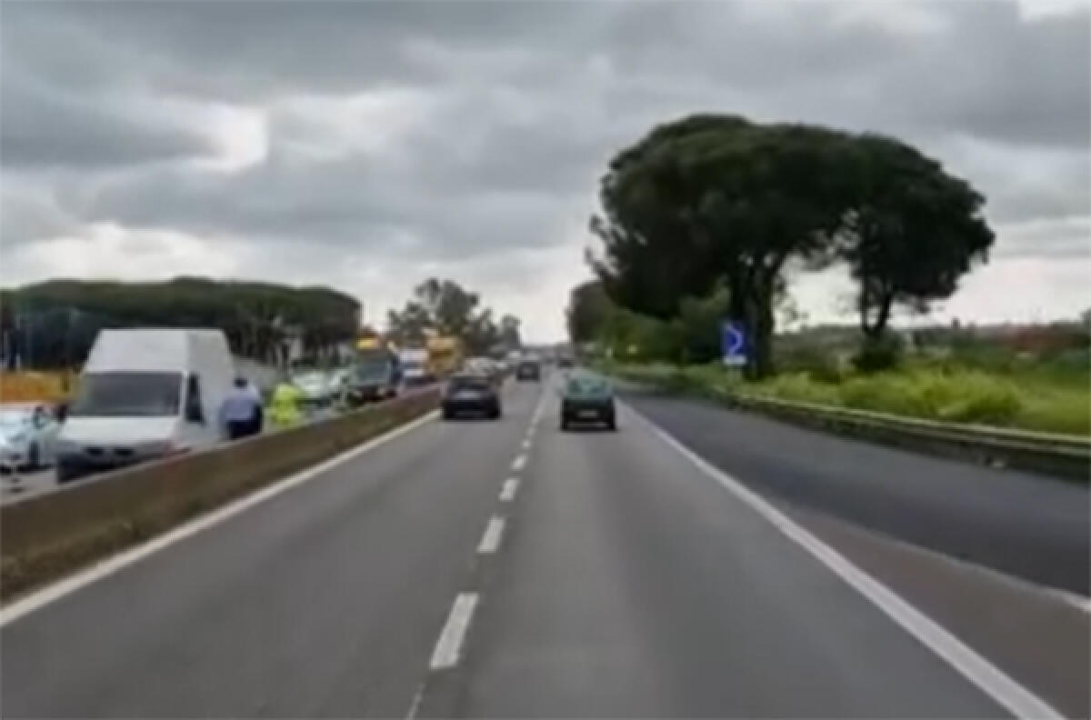 Code sulla Pontina, ad Aprilia, per un furgone in panne. Risolto. - 