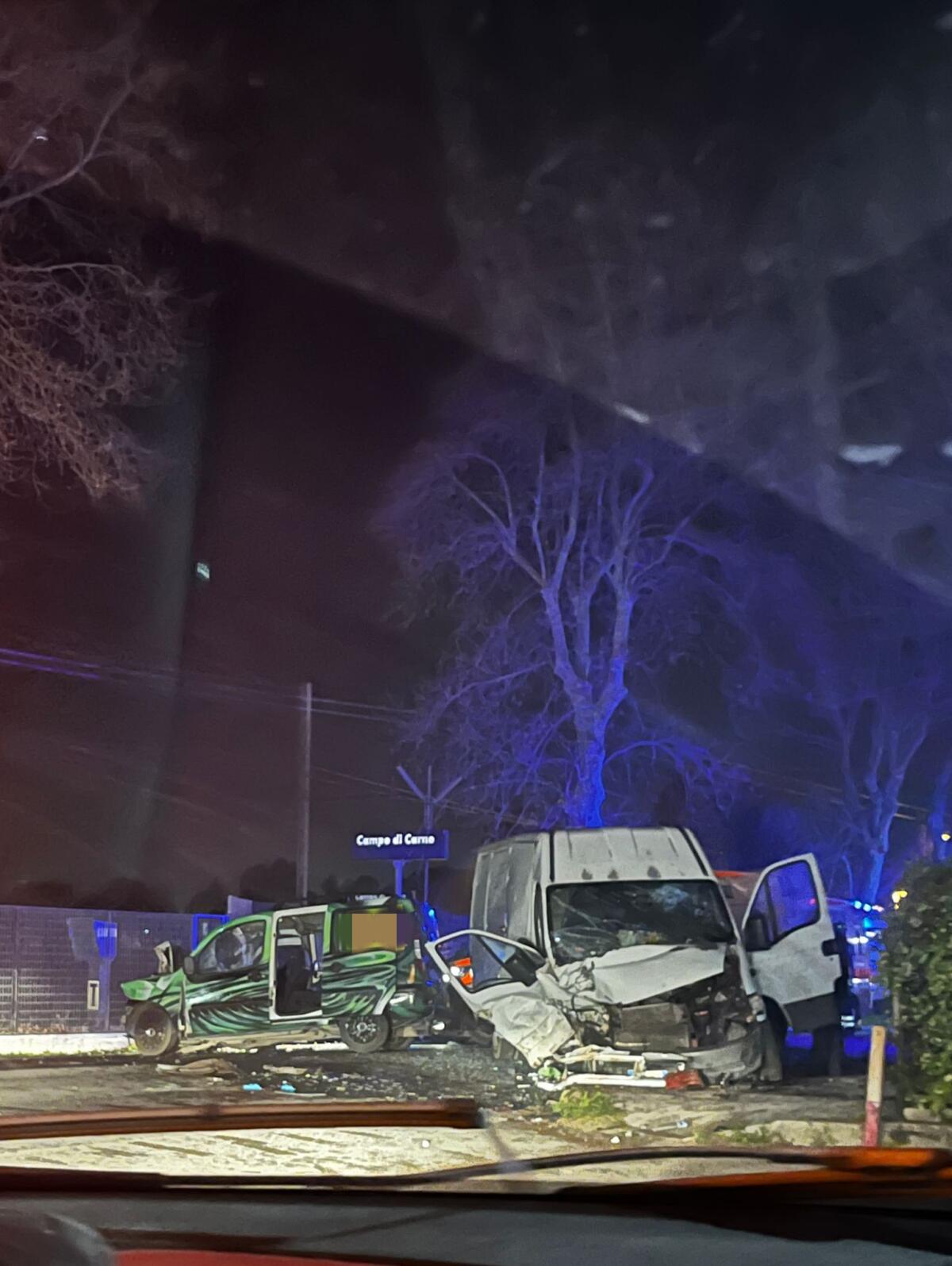 Schianto tra due furgoni in tarda serata sulla via Nettunense, a Campo di Carne. La strada viene chiusa al traffico. - 