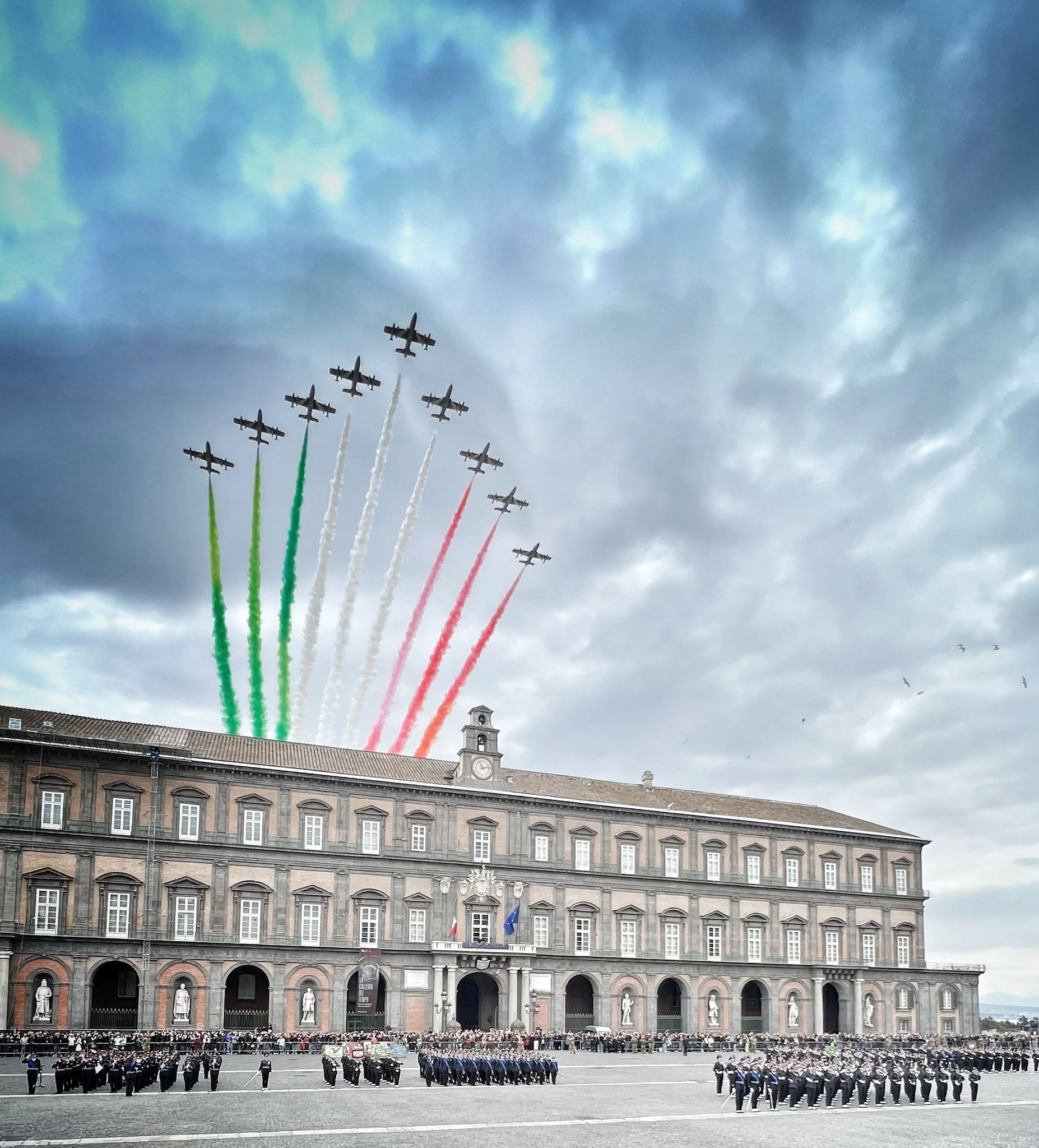 il passaggio delle Frecce Tricolori in Piazza del Plebiscito, a Napoli