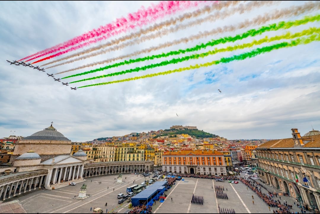 il passaggio delle Frecce Tricolori in Piazza del Plebiscito, a Napoli