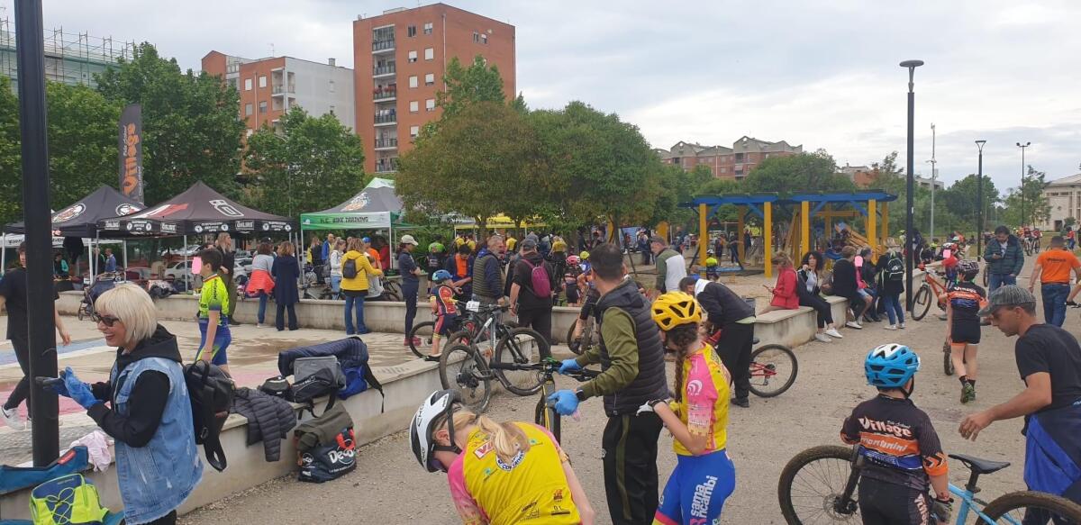 Quasi 200 i partecipanti alla gara promossa dalla società Pedale Apriliano presso il quartiere Toscanini - 