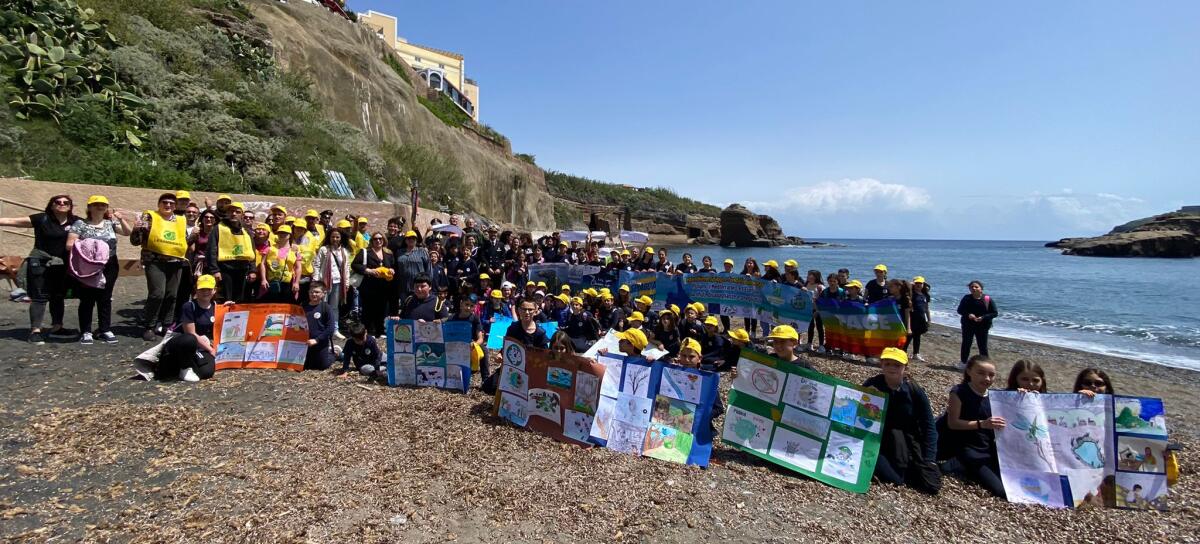Ventotene, cappellini gialli invadono l'isola per Legambiente - 