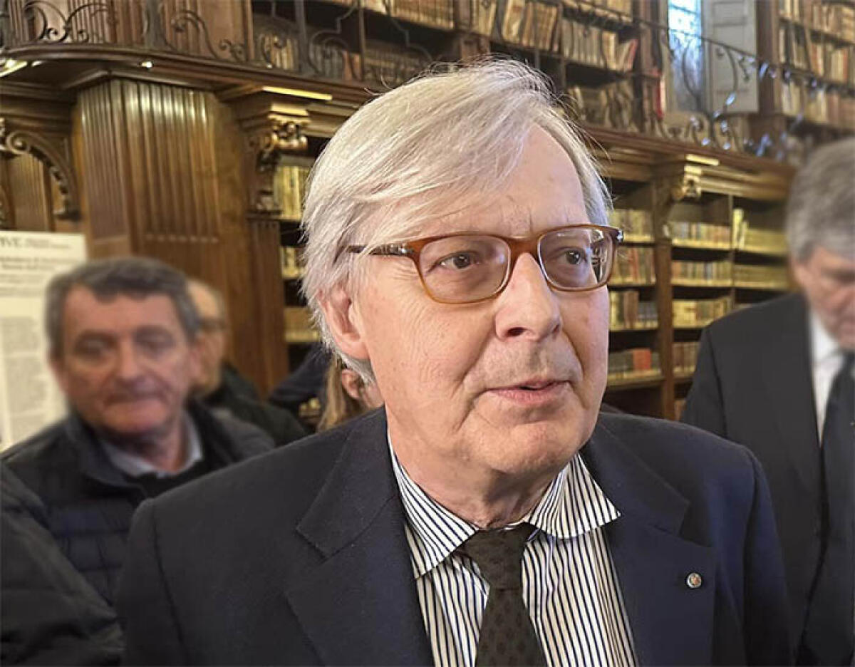 Il sottosegretario alla Cultura, Vittorio Sgarbi, a Latina a sostegno della candidata sindaca Matilde Celentano. - 