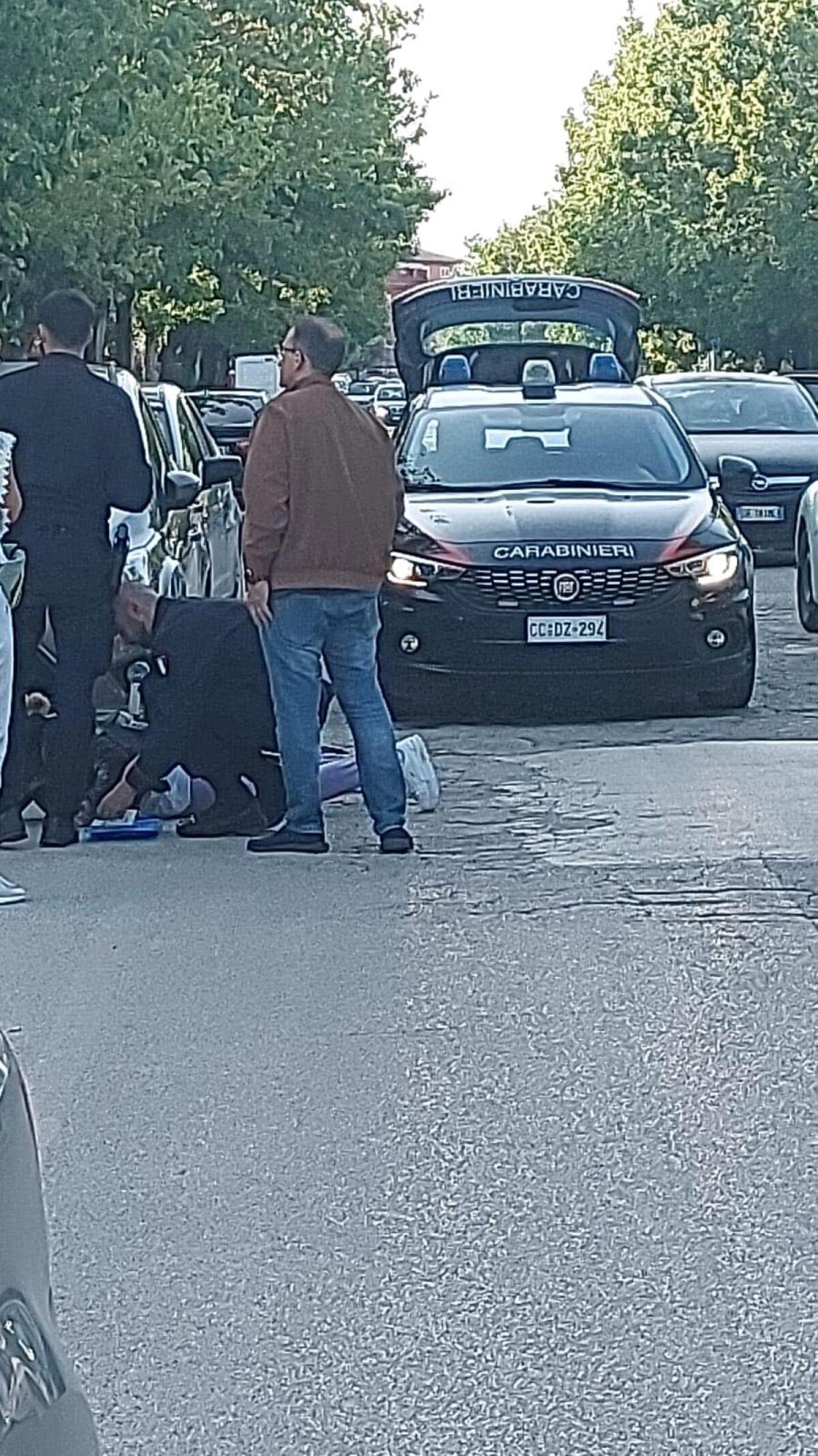 Aprilia, donna in monopattino cade a terra in via Aldo Moro - 