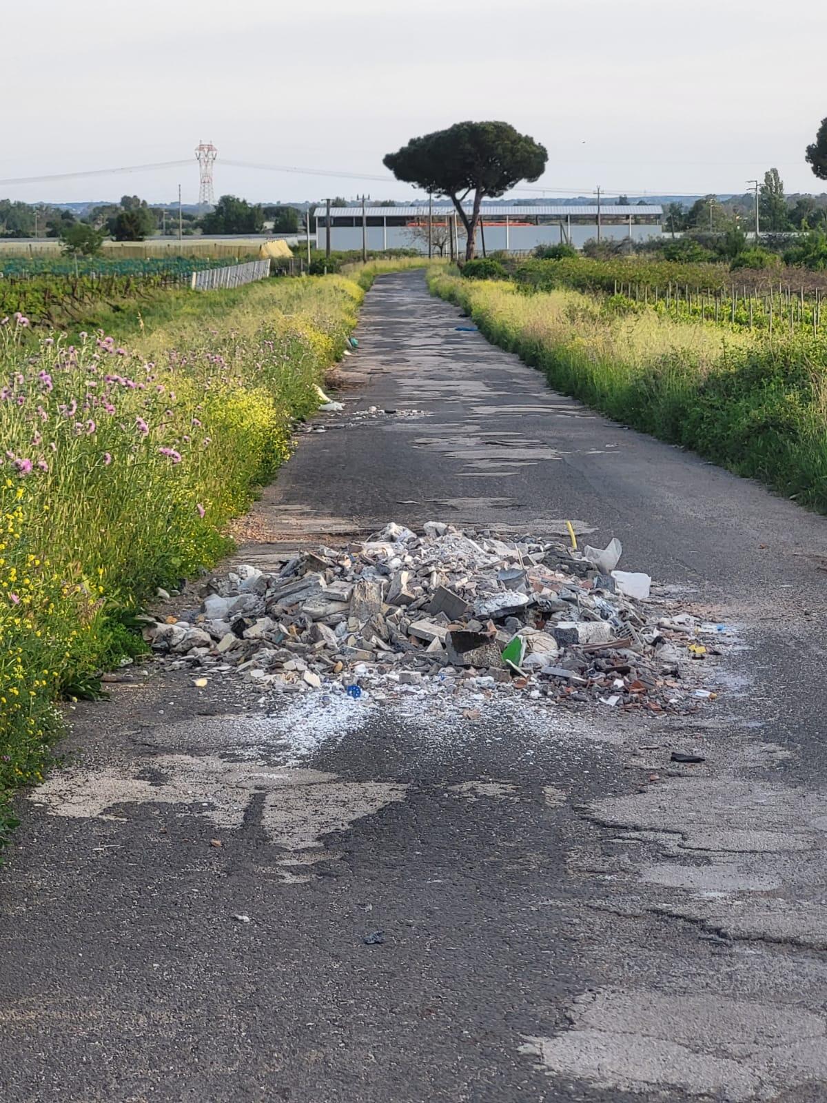 Aprilia - Di nuovo incivili in via Giannottola, abbandonati rifiuti lungo la strada - 