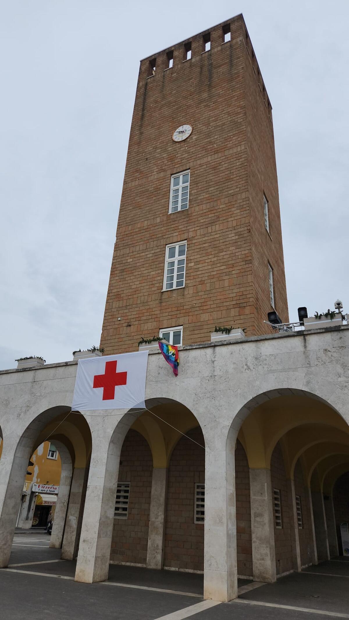Giornata Mondiale della Croce Rossa, esposta la bandiera sulla Torre Civica di Pomezia - 