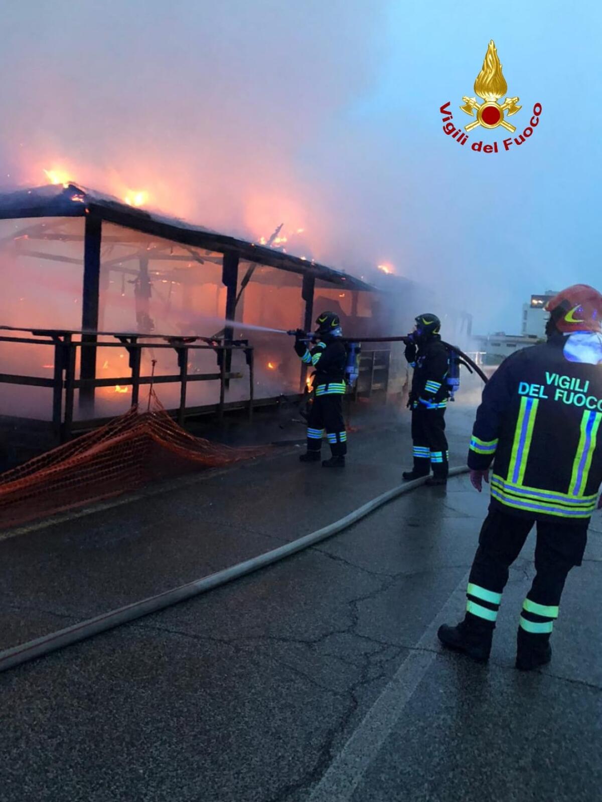 Latina - (VIDEO) Un altro chiosco in fiamme sul lungomare - 