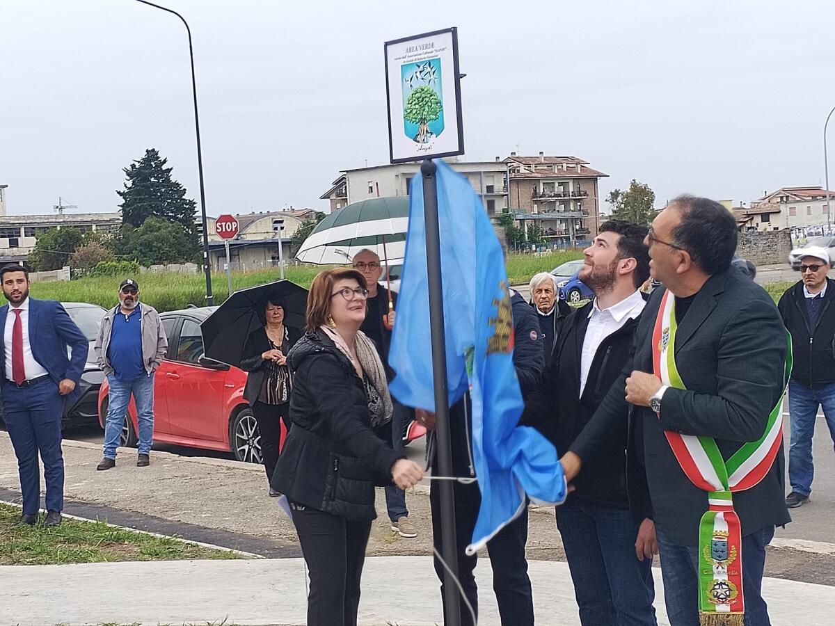 Inaugurato ad Aprilia il parco a forma di mano in memoria di Roberto Fiorentini. Le immagini della cerimonia. - 