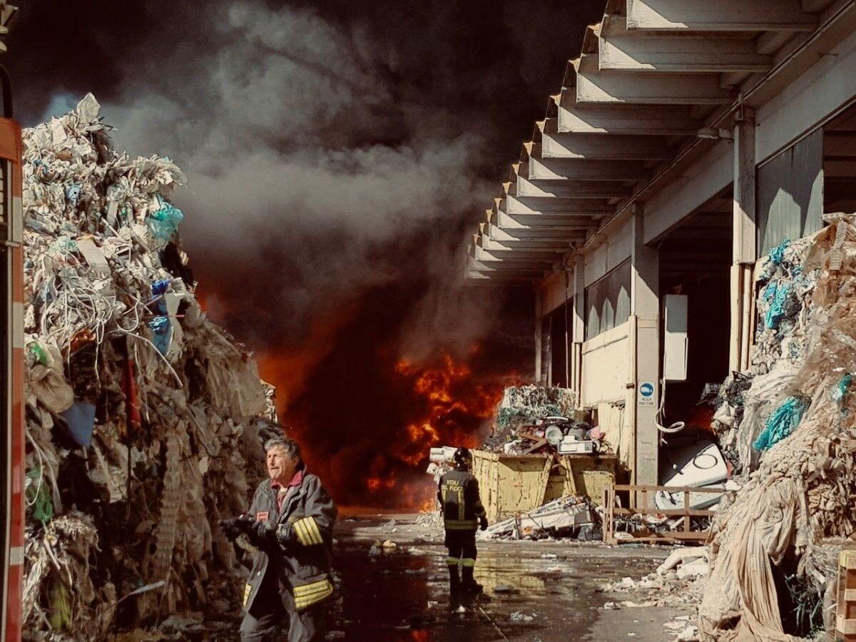 Eco X a Pomezia, sei anni fa l'incendio: "I rifiuti sono ancora fermi lì" - 