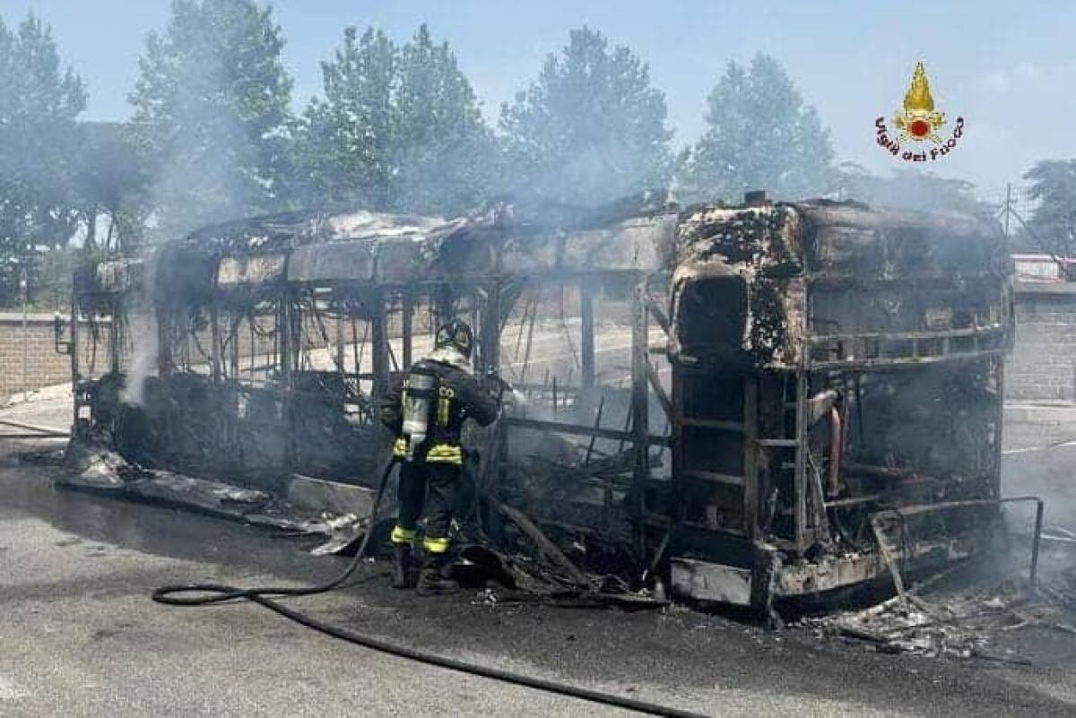 Autobus in fiamme questa mattina a Torvaianica: salvi i quasi 90 studenti che erano a bordo. - 