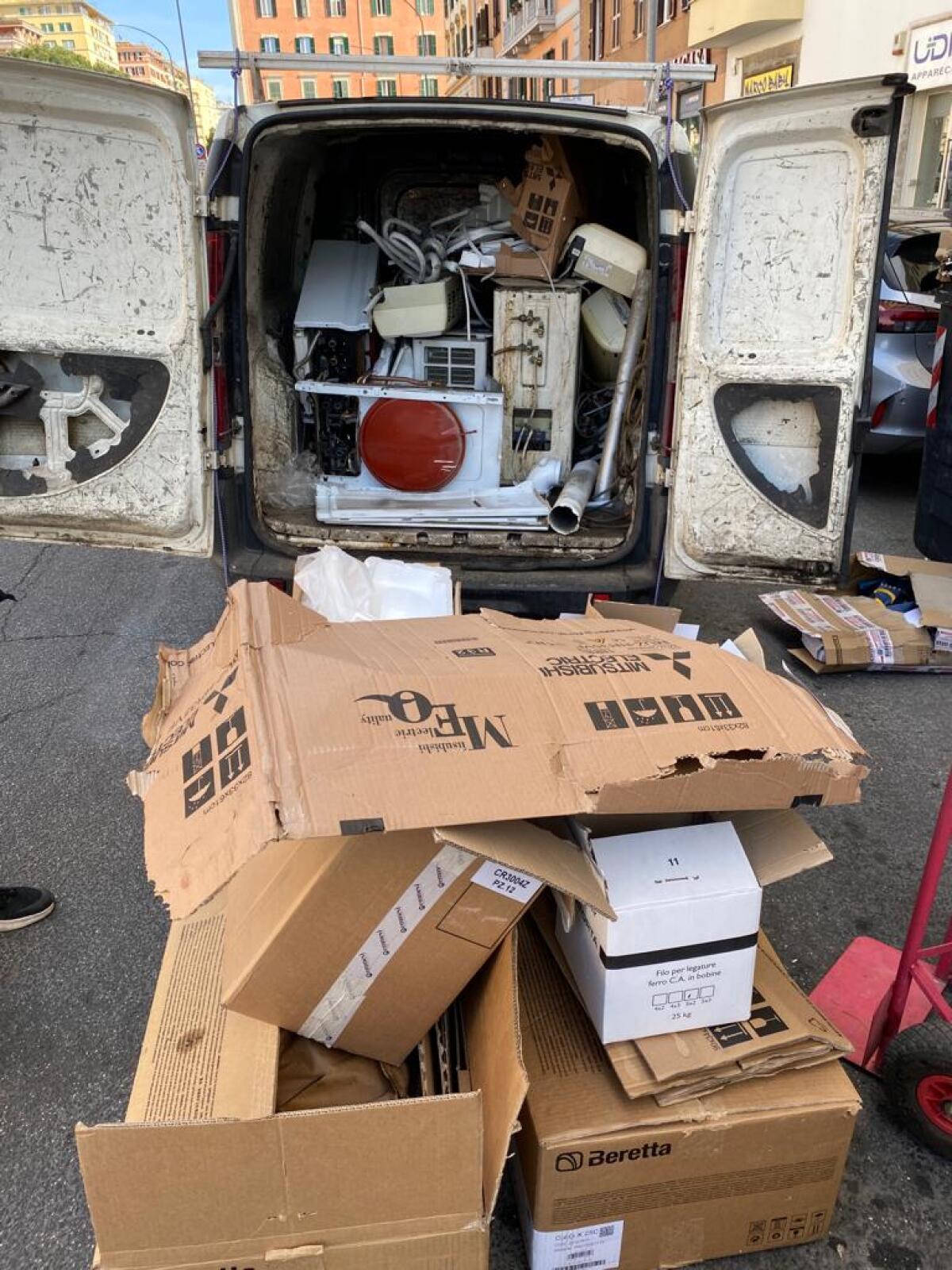 La Polizia Locale sequestra un autocarro e i rifiuti trasportati in zona Appia - 